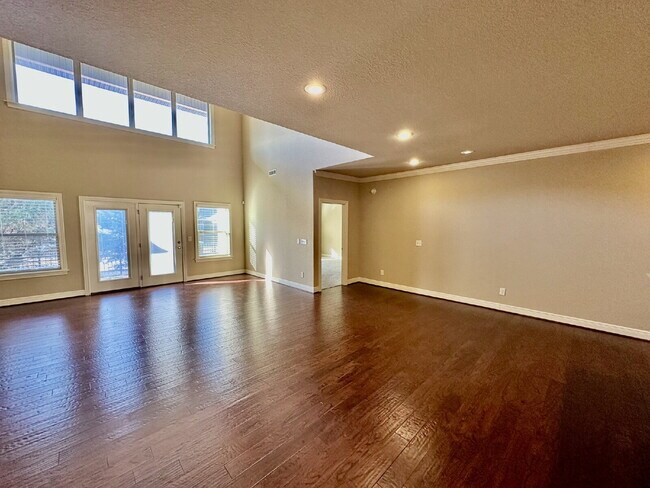 Building Photo - 6613 W Valley View Rd