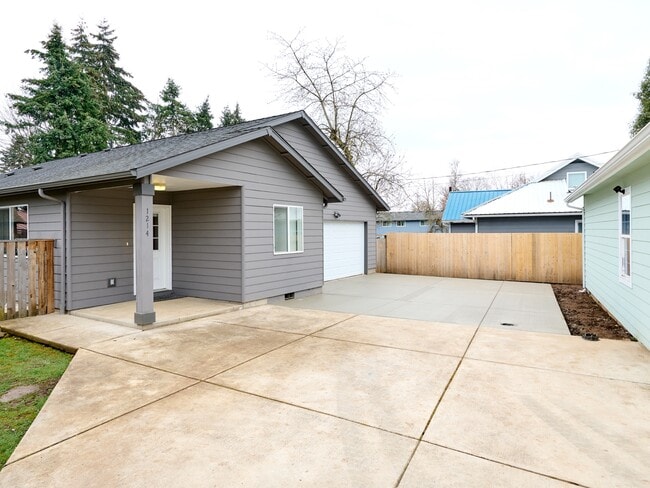 Building Photo - 1214 Alder Dr NE