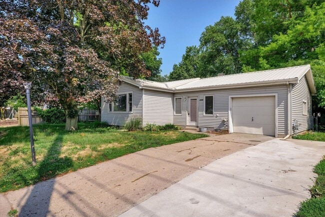 Building Photo - 2 BED / 1 BATH HOUSE IN CENTRAL CHAMPAIGN ...