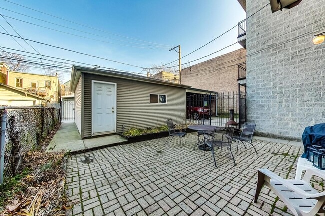 Building Photo - 1037 N Damen Ave.