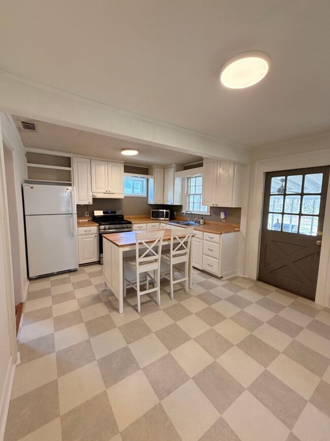 Building Photo - 3/1 House in Celanese $1,495