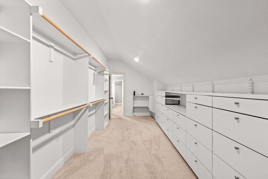 Building Photo - 200 Cove Dr