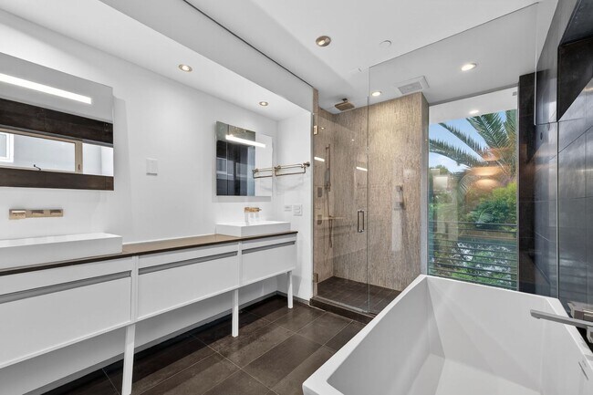 Building Photo - Discover this striking 3 bedroom apartment for rent in Venice, offering 4 bathrooms, contemporary...