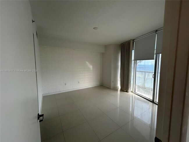 Building Photo - 495 Brickell Ave