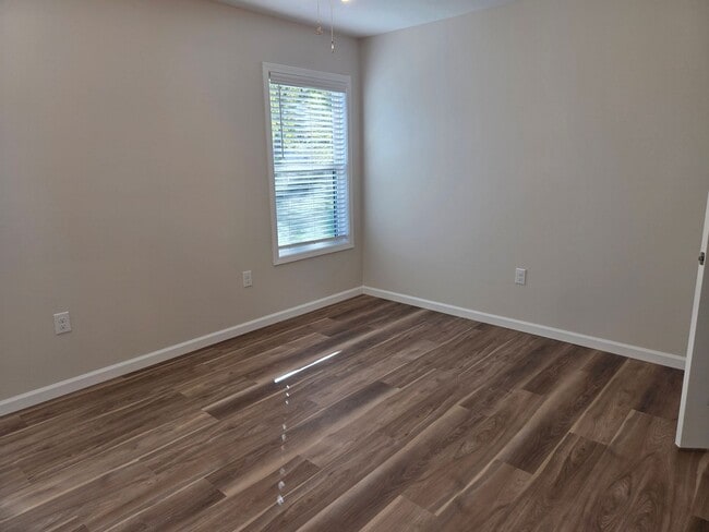 Building Photo - 3 Bed 2 bath home on corner lot