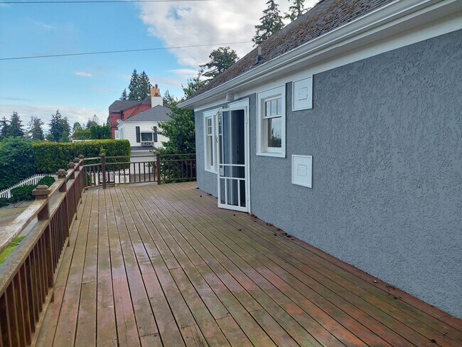 Building Photo - Charming Home On South Hill