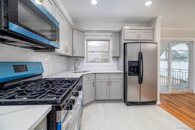 Building Photo - 3883 Franklin Ave