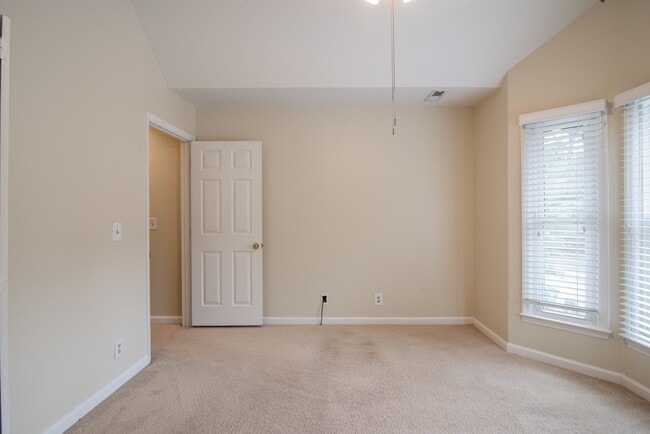 Building Photo - 807 Greenleaf Ave