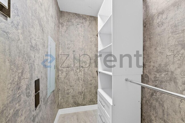 Building Photo - 4040 Avondale Ave