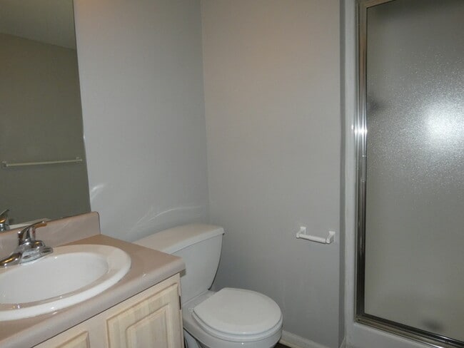 Building Photo - Town Home in North Kansas City!