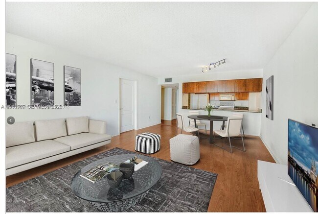 Building Photo - 1200 Brickell Bay Dr