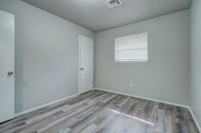 Building Photo - 4 bed, 1.5 bath home in okc,ok