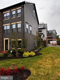 Building Photo - 806 S Greenbrier St