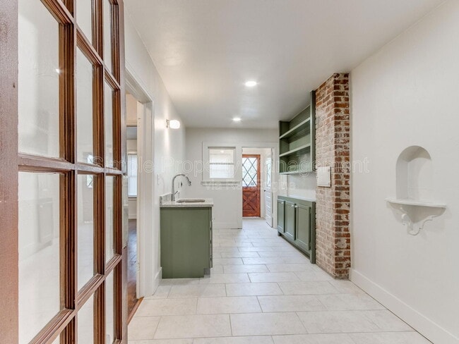 Building Photo - 2529 NW 16th St