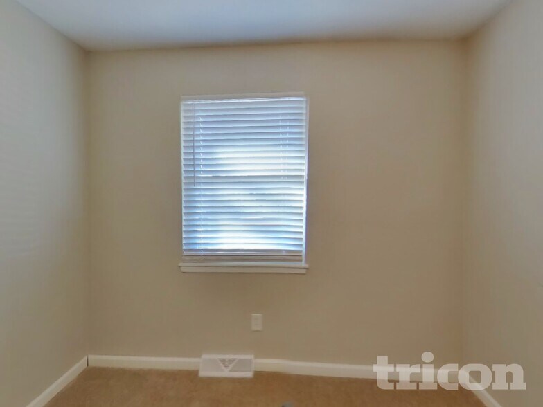 Building Photo - 1116 NE 10 St