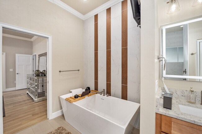 Soaking tub - 13265 SW 9th Rd