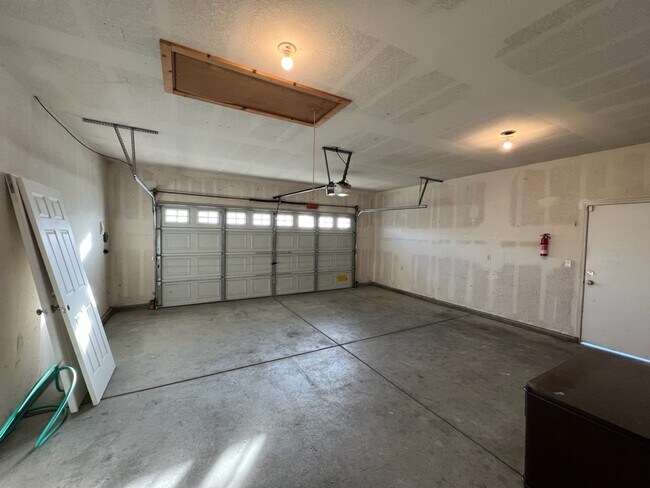 Building Photo - Well-appointed single-story home located walking distance to Manteca's Woodward Park!