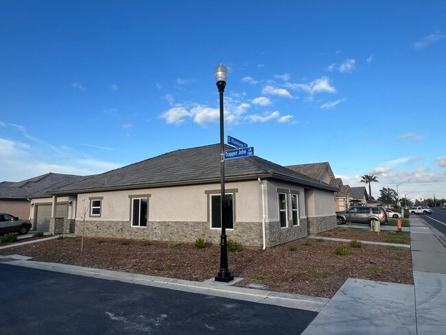 Building Photo - 205 E Hawkeye Ave