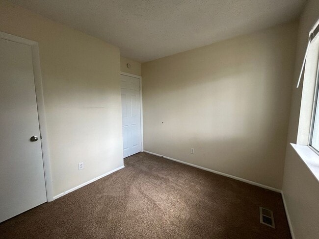 Building Photo - ? Move-In Ready 3BR Townhome | Ask About Our ZERO Deposit! ?