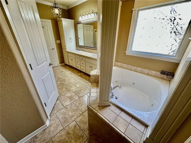 Building Photo - 2591 N Trafalger Dr