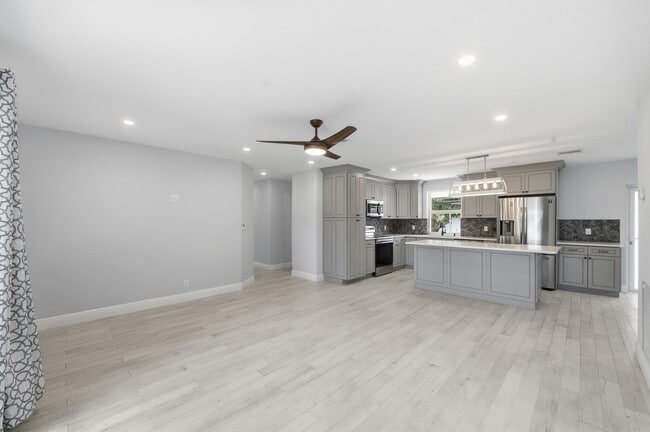 Building Photo - 2120 NE 62nd Ct