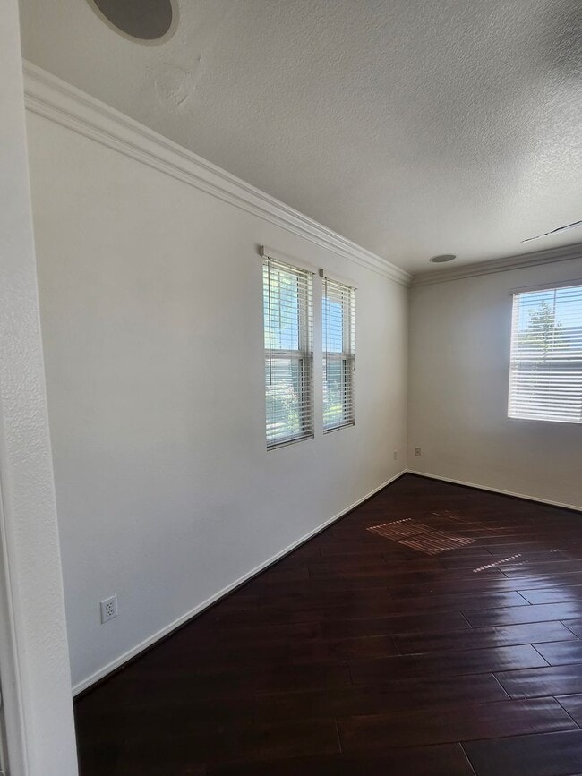 Building Photo - Chino 4 bedroom Beauty