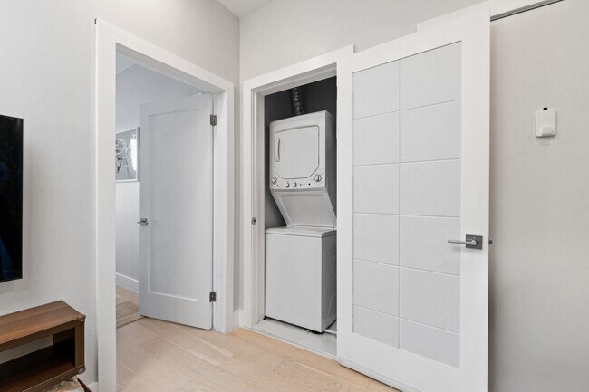 Building Photo - 406 Madison St