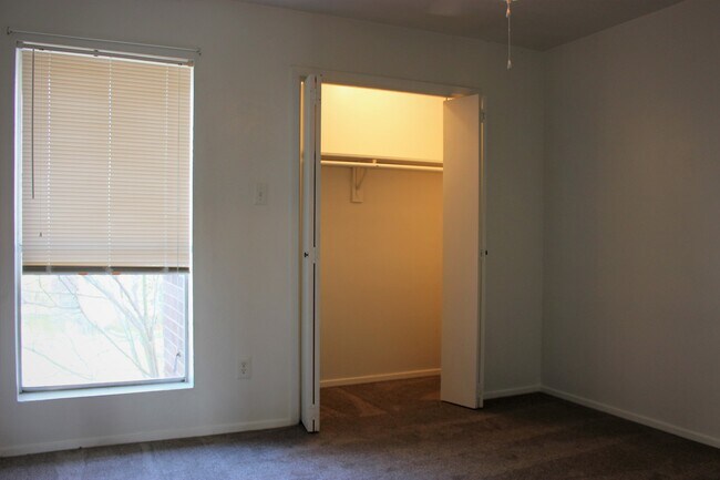 Building Photo - Renovated 2 Bed Rental with Balcony & Fireplace