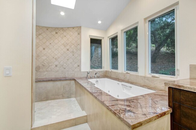 Building Photo - Rent this Beautiful 5 BEDROOM HOME NOW!