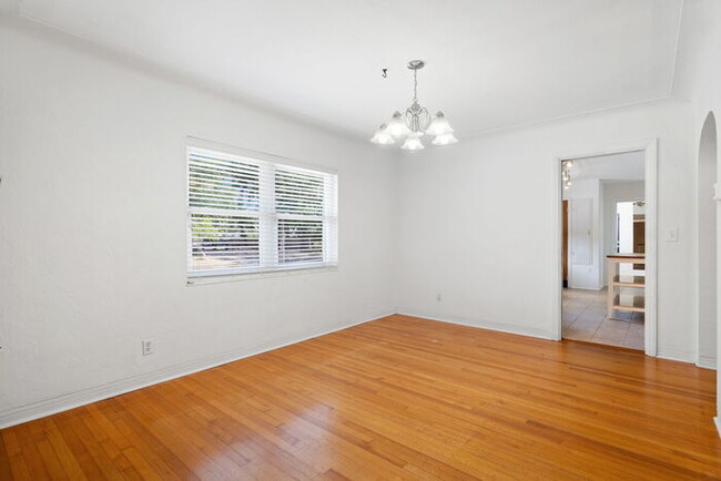 Building Photo - Beautiful Home For Rent in St Petersburg!