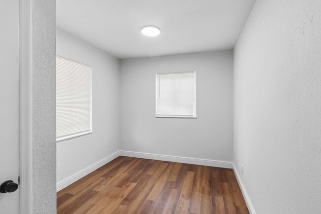 Building Photo - Beautifully Renovated 3/1 Home with Modern Finishes