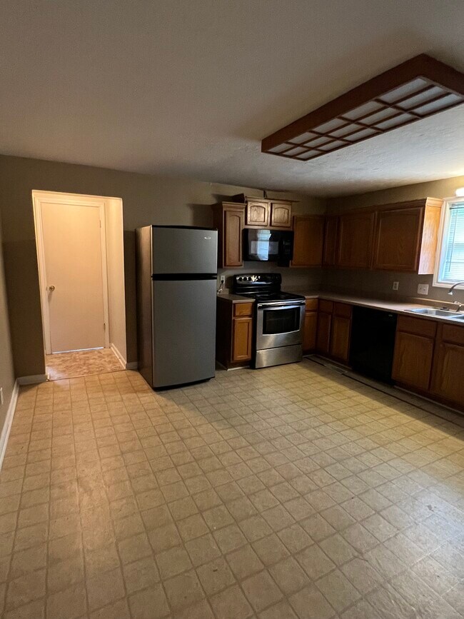 Building Photo - 341 W Main St