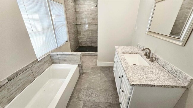 Building Photo - 1424 NE 10th St