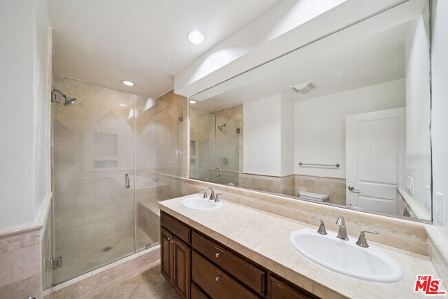 Building Photo - 133 N Swall Dr