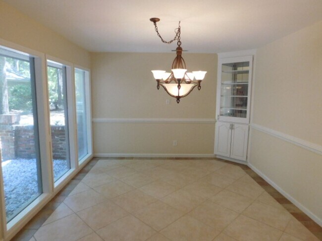 Building Photo - Home Located In Gated Community