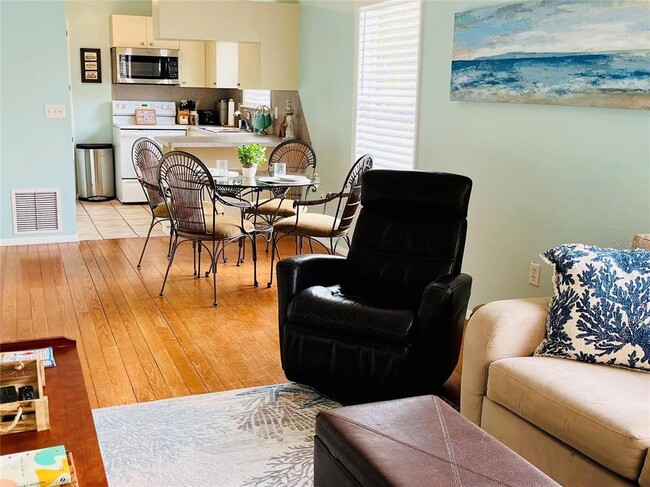 Building Photo - 1755 Siesta Dr