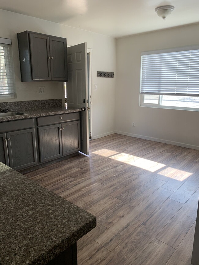 Building Photo - 2 Bed 1 Bath in Kernville