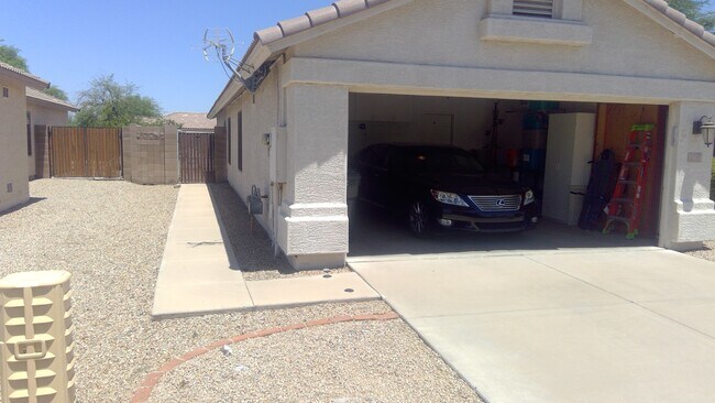 Building Photo - 3136 E Roveen Ave