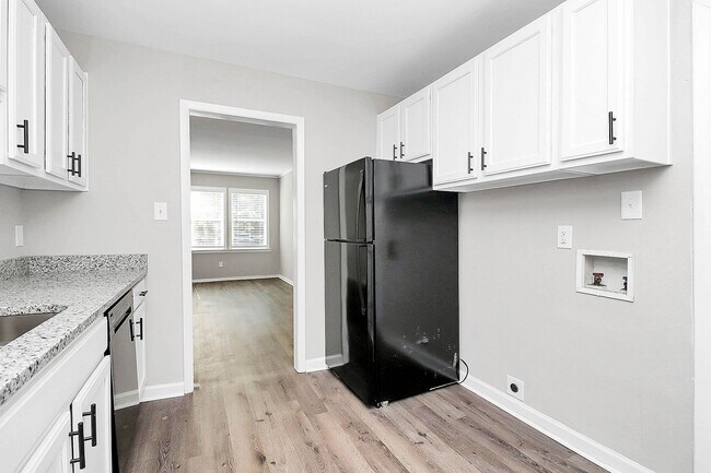 Building Photo - 1825/1827 Academy