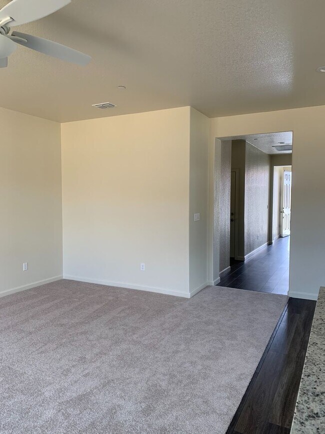 Building Photo - Spacious & Stylish 3 Bed, 2 Bath Home  Des...