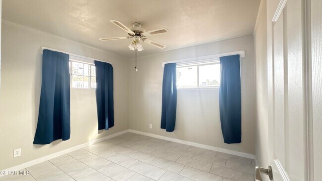 Building Photo - 5133 Pikes Peak Dr