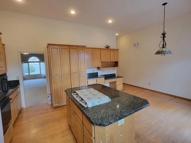 Building Photo - Spacious 3-Bedroom Home with Den and Private Backyard in Prime Location