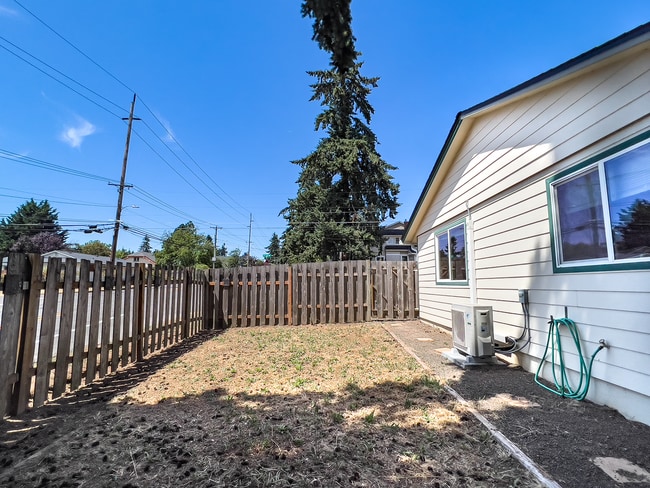 Building Photo - Spacious 3 Bedroom 1 Bath Ranch House  in Milwaukie! Washer and Dryer Included!
