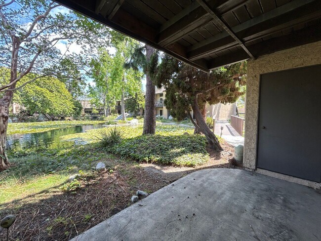Building Photo - Large One Bedroom Condo at The Lakes!