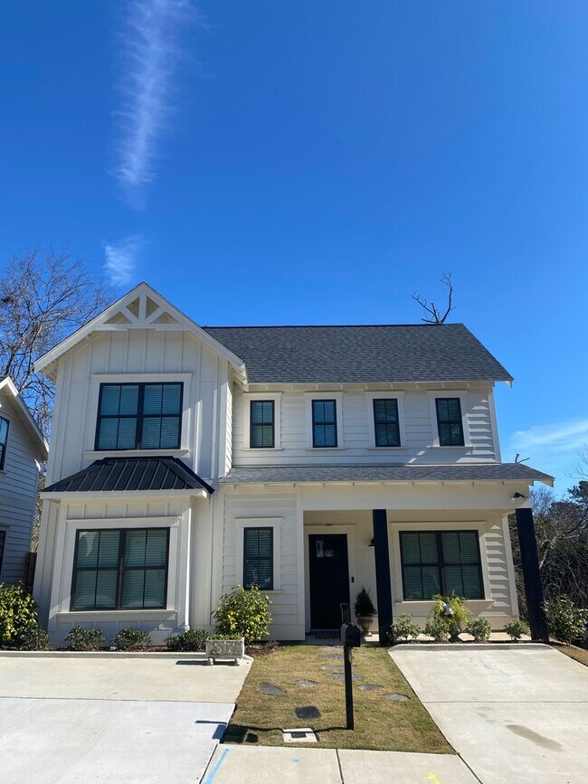 Building Photo - 3 Bedroom Home in Premier Location!