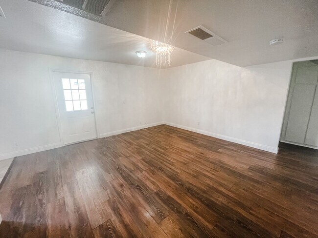 Building Photo - 5 bed/3 bath home in the heart of Spring Valley!
