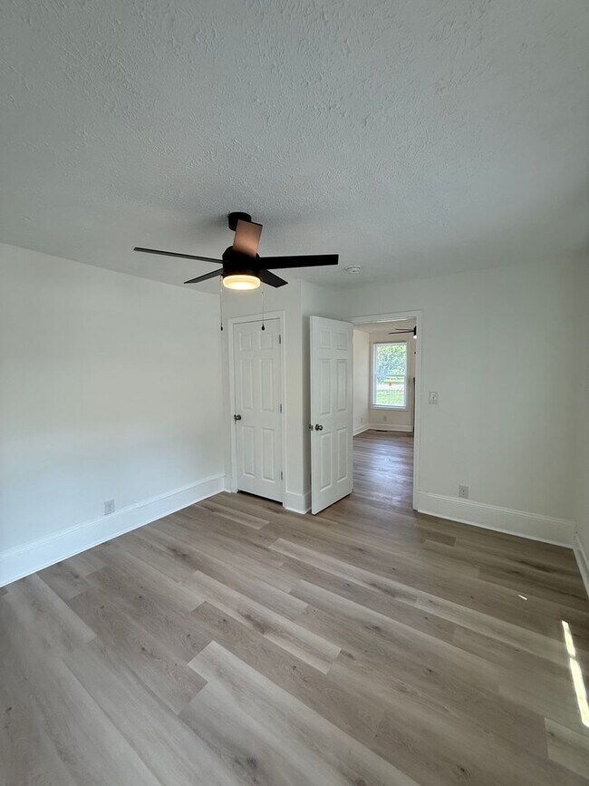 Building Photo - Space, Style & Location—All Under One Roof—For $1250 a Month