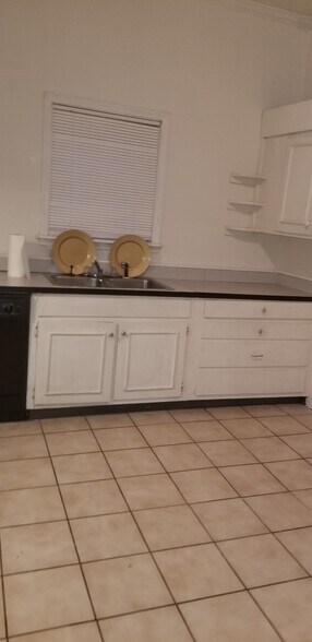 Kitchen - 615 N 17th St