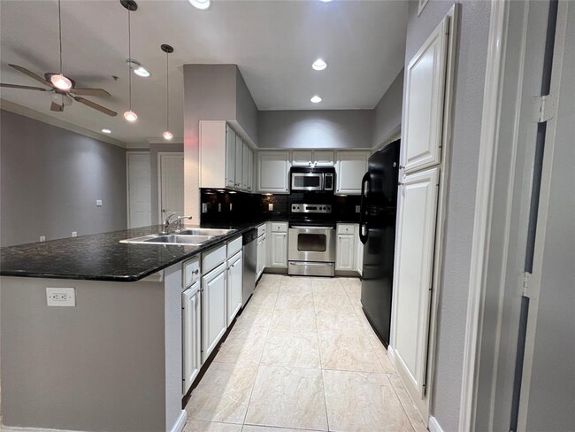Building Photo - 7575 Kirby Dr