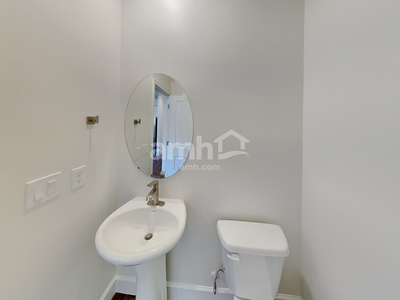 Building Photo - 6768 N Silver Gate Dr